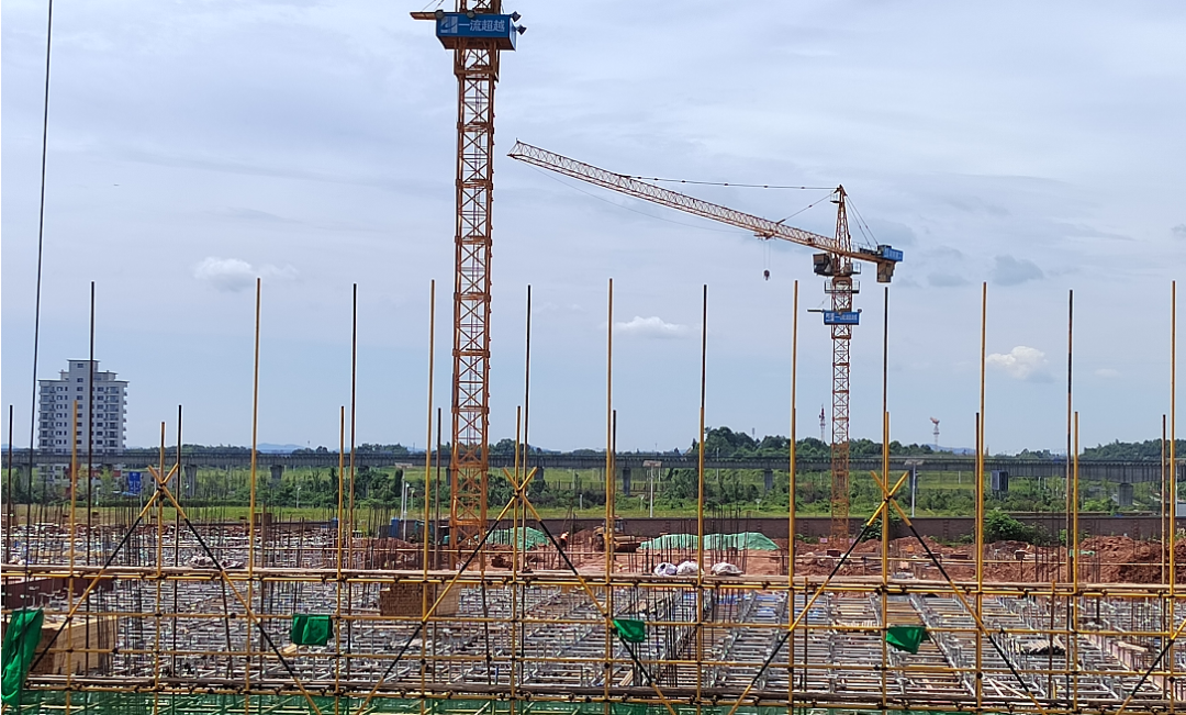 长沙黄花综合保税区B区一期标准厂房及配套基础设施建设项目现场。均为 廖丹英 摄